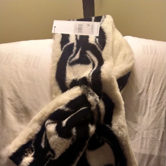 Calvin Klein Faux Fur Scarf *NWT* - Picture 2 of 8